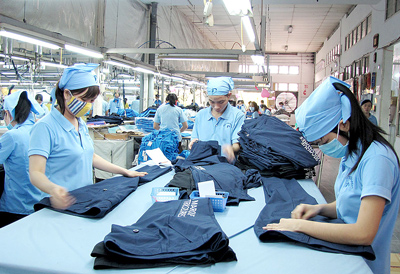Anysew.vn_Đứng trước cơ hội rất lớn từ lợi thế xuất khẩu (XK) khi tham gia các hiệp định thương mại song phương, đa phương quan trọng, cùng xu thế dịch chuyển của chuỗi cung ứng dệt may toàn cầu, các chuyên gia kinh tế nhận định, Việt Nam sẽ là một trung tâm sản xuất hàng dệt may của thế giới.