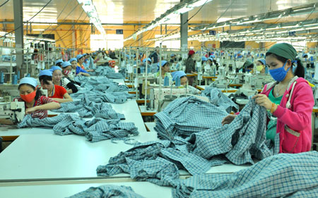Anysew.vn_Sản xuất hàng may mặc xuất khẩu tại Công ty liên doanh dệt may Plummy. Ảnh: Đàm Duy
