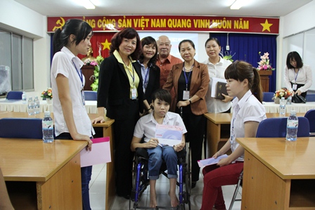 Anysew.vn_Tặng quà công nhân khuyết tật 